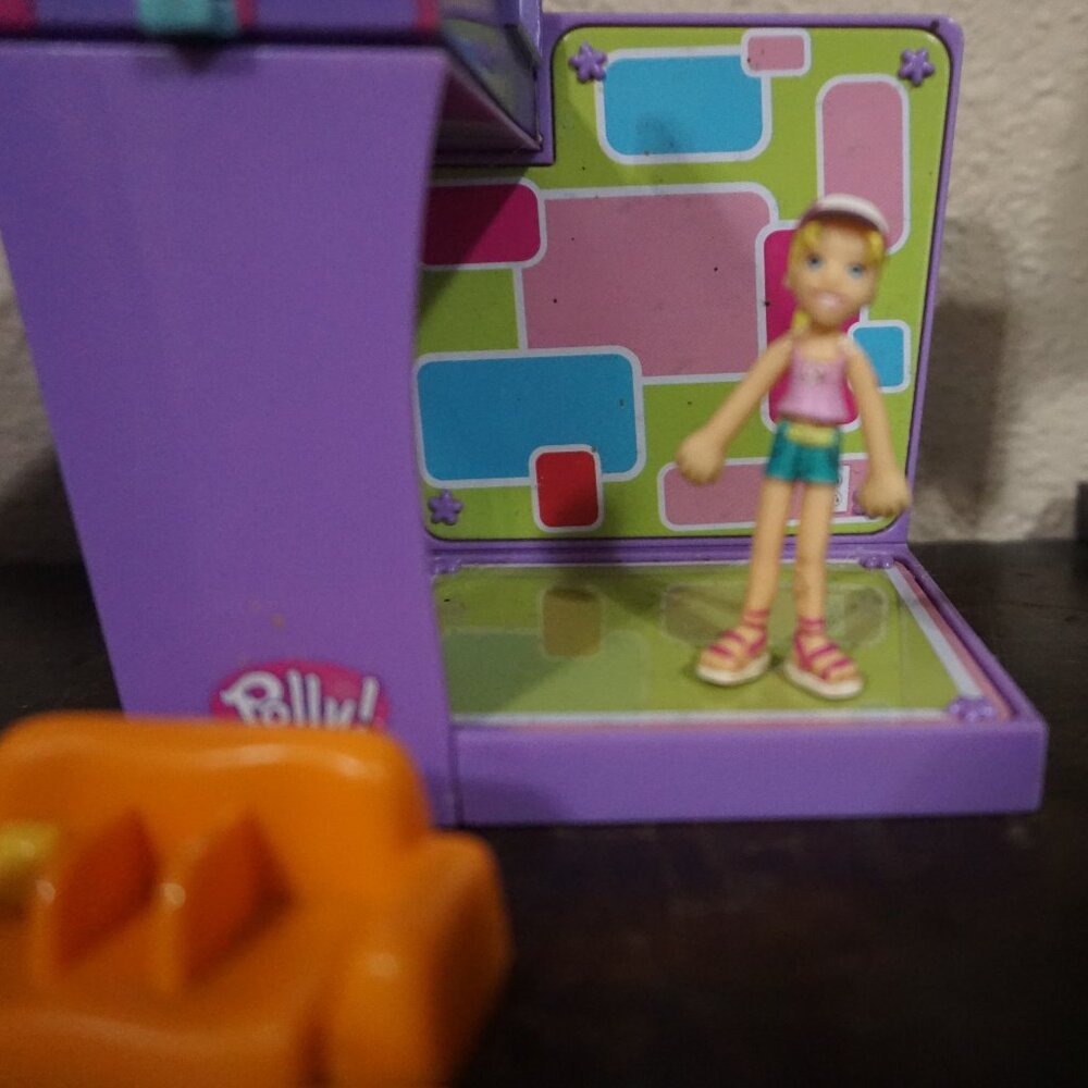 Mattel Polly Pocket Pollyvilla Magnetic Treehouse & Game room Garage - Picture 4 of 11